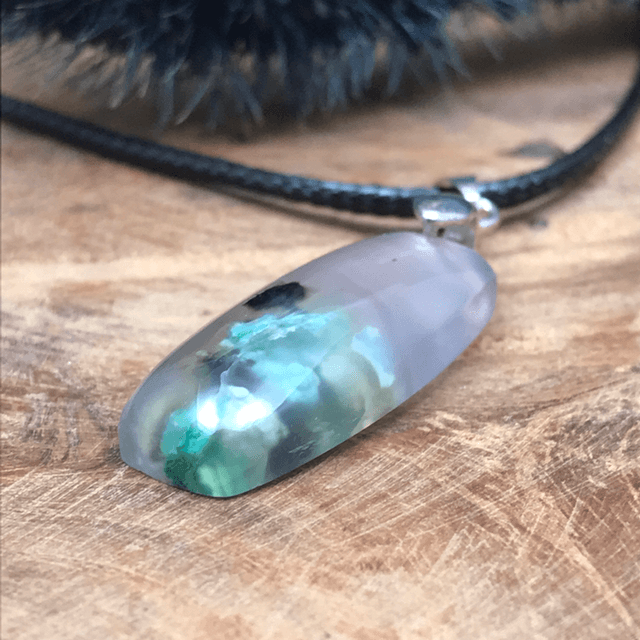 Agate à inclusions de chrysocolle