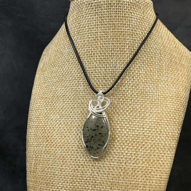 Quartz à inclusions de biotite et malachite