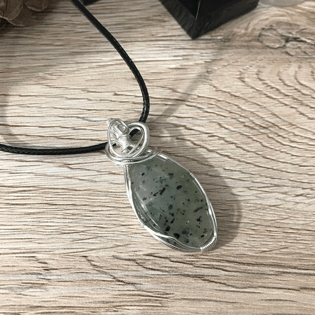 Quartz à inclusions de biotite et malachite